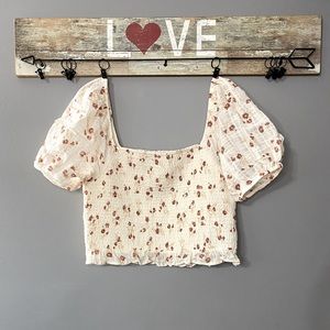 [L] American Eagle Puff Sleeve Smocked Crop Top | Cream/Floral